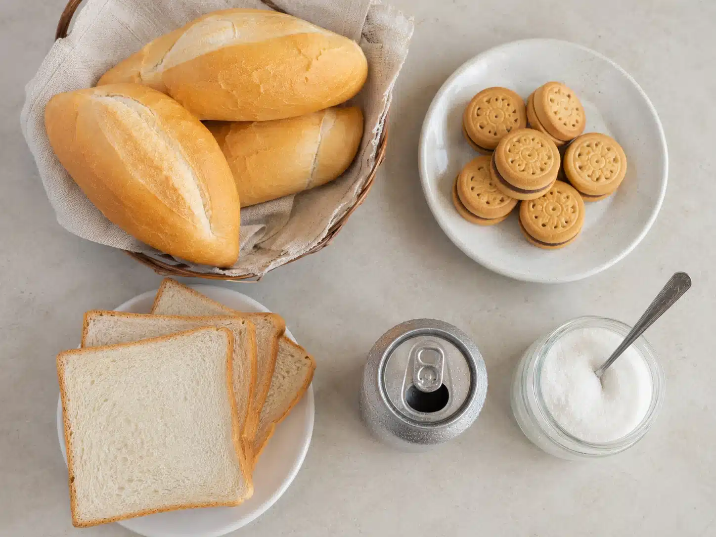 Alimentos a evitar na dieta para diabetes: pão branco, doces e refrigerante